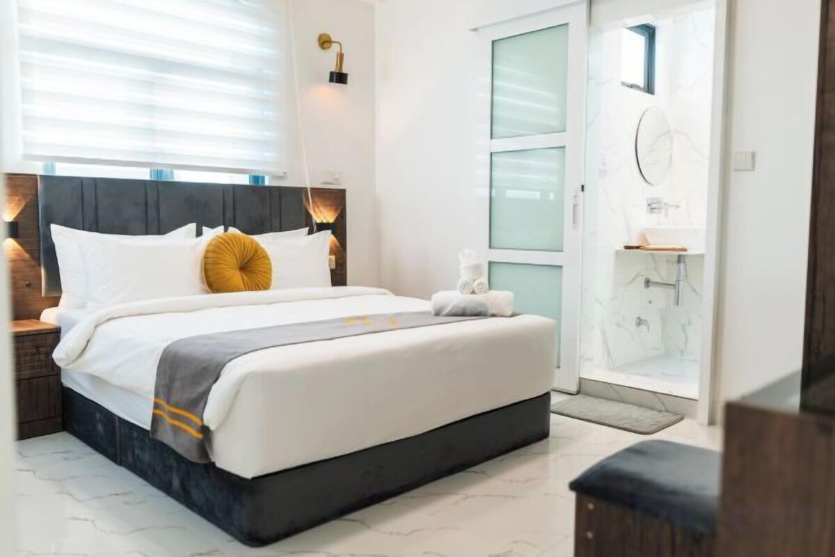 In-room safe, iron/ironing board, free WiFi