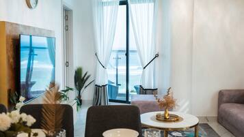 Deluxe-huoneisto, valtamerinäköala | Oleskelualue | Älytelevisio