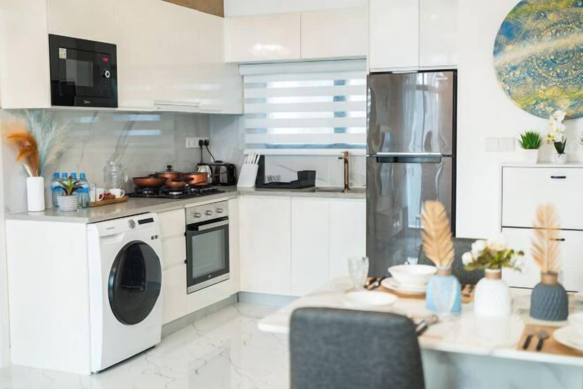 Cocina privada | Frigorífico grande, microondas, horno y placa de cocina