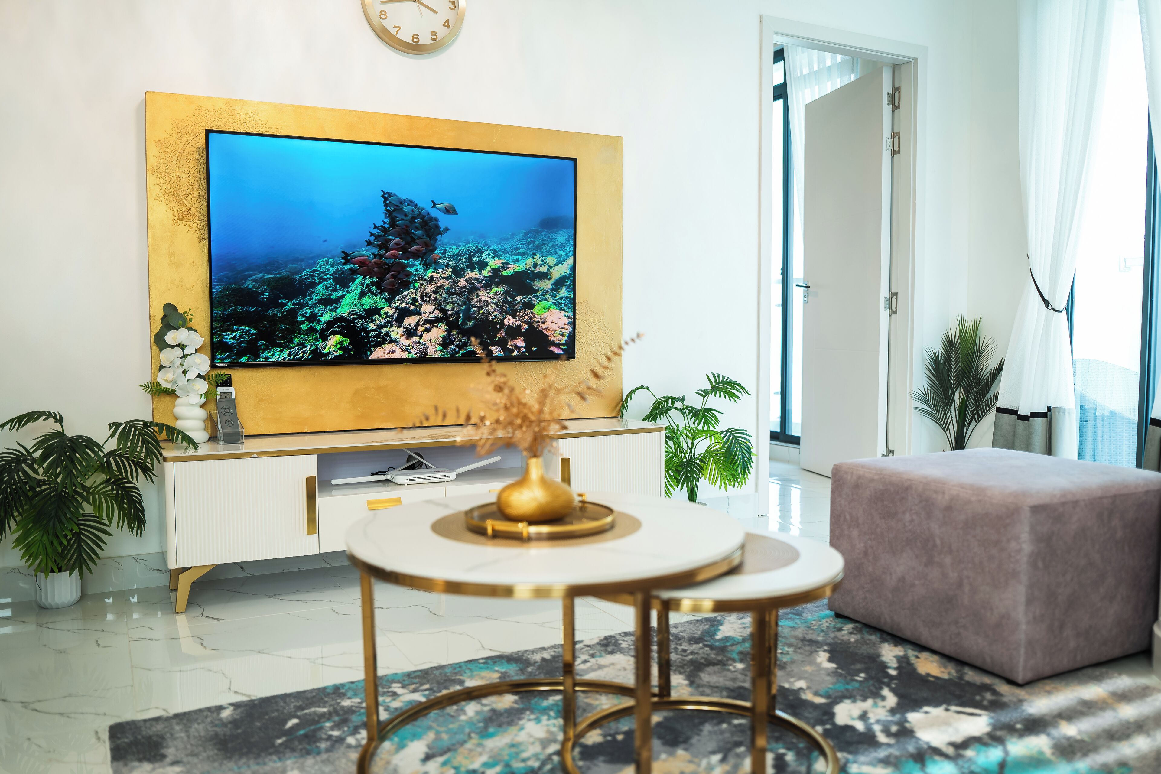 Apartamento Deluxe, vistas al mar | Zona de estar | Una Smart TV