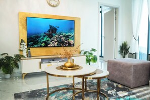 Leilighet – deluxe, havutsikt | Oppholdsområde | Smart-TV