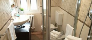 Chuveiro, secador de cabelo, bidê, toalhas de banho