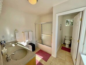 Secadora de cabello, toallas, jabón, papel de baño