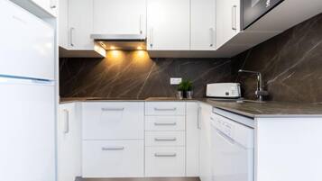 House, 3 Bedrooms | Private kitchen