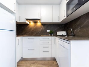 House, 3 Bedrooms | Private kitchen