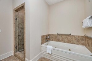 Shower, towels - Steps from the beach on St. Simons Island 2 Queens (Saint Simons Island)
