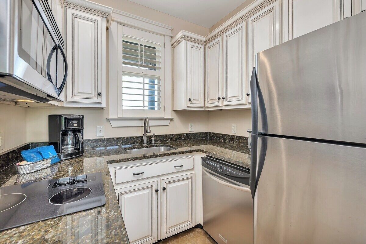 Een koelkast, een magnetron, een oven, een vaatwasser