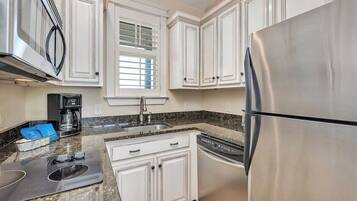 Een koelkast, een magnetron, een oven, een vaatwasser