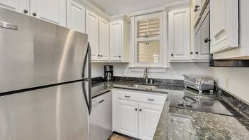 Microondas, lavavajillas y cafetera y tetera