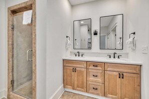 Een douche, handdoeken