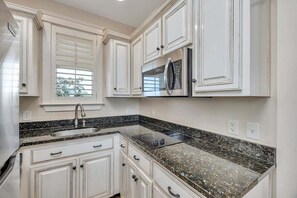 Kühlschrank, Mikrowelle, Ofen, Geschirrspüler