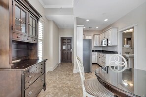 Een microgolfoven, een vaatwasser, een koffiezetapparaat/waterkoker