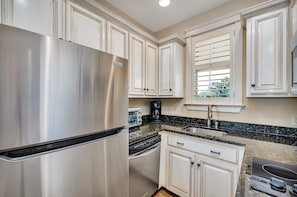 Mikrowelle, Geschirrspüler, Wasserkocher mit Kaffee-/Teezubehör