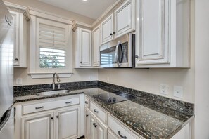 Een microgolfoven, een vaatwasser, een koffiezetapparaat/waterkoker