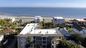 Una zona residencial costera con vista al océano.