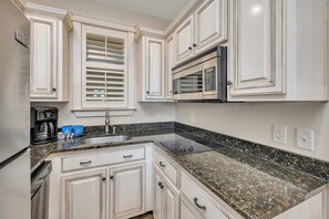 Microwave, dishwasher, coffee/tea maker - One bedroom with 2 Queen beds. (Saint Simons Island)