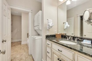 Een douche, handdoeken