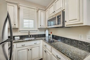 Mikrowelle, Geschirrspüler, Wasserkocher mit Kaffee-/Teezubehör