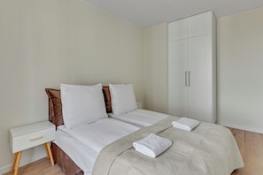 Apartamento conforto, sacada, vista para o mar | 1 quarto, ferros/tábuas de passar roupa, Wi-Fi de cortesia