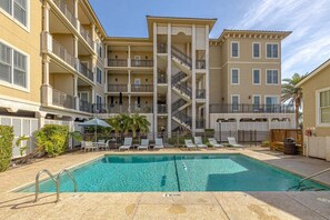 A heated pool - The one-bedroom layout provides a comfortable space for your St. Simons stay. (Saint Simons Island)