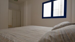 Fer et planche à repasser, accès Internet, draps fournis