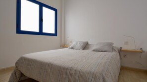 Iron/ironing board, Internet, bed sheets