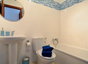Douche, séchoir à cheveux, serviettes fournies