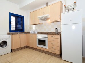 Fridge, microwave, oven, coffee/tea maker