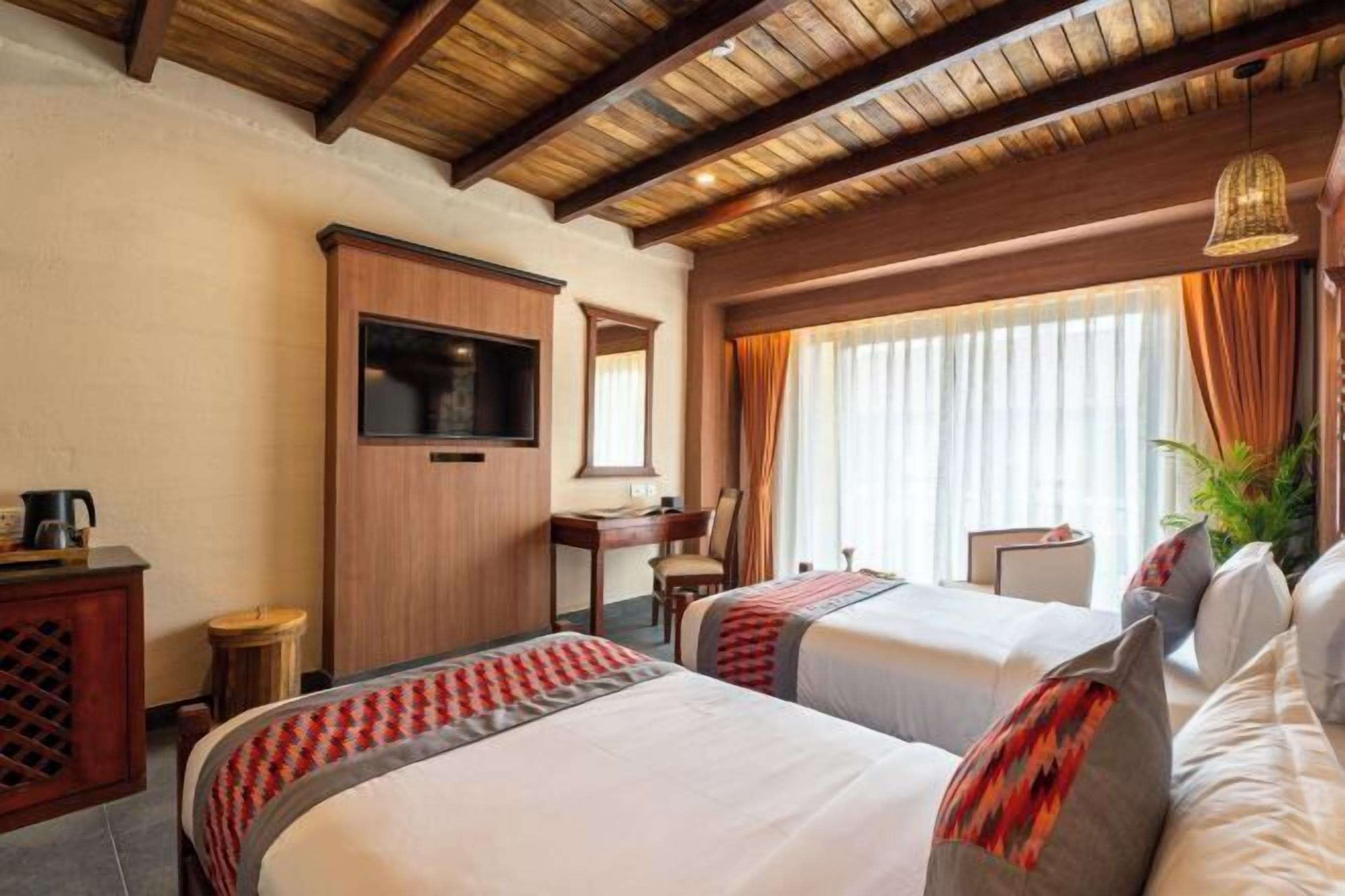 低刺激性寝具、ミニバー、デスク、ノートパソコン用作業スペース