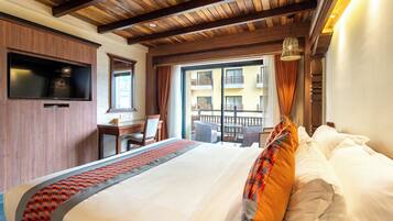 Hypo-allergenic bedding, minibar, desk, laptop workspace