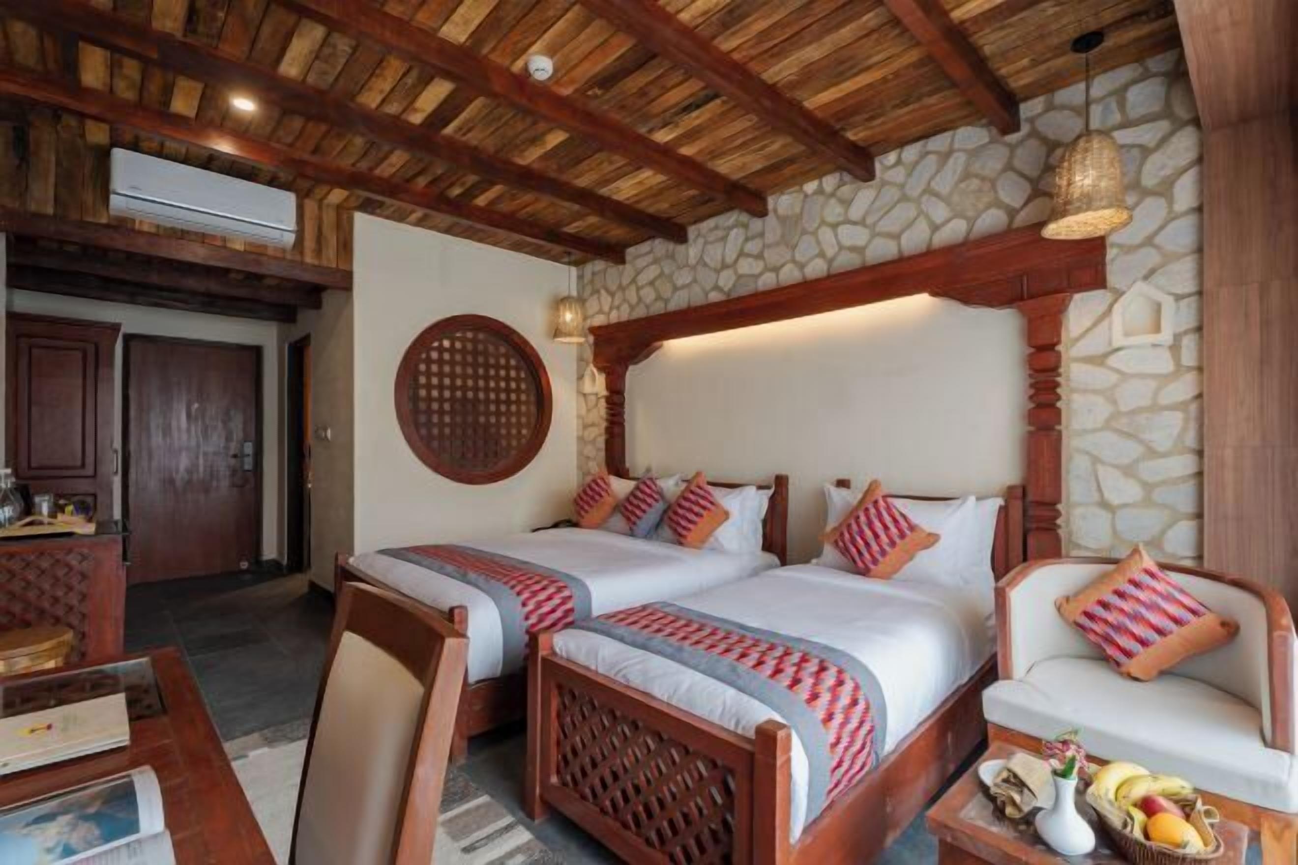 低刺激性寝具、ミニバー、デスク、ノートパソコン用作業スペース