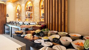 Un buffet proposant divers plats et une pancarte indiquant « Assortiment de légumes ».
