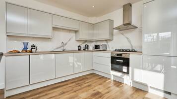 Fridge, microwave, oven, coffee/tea maker