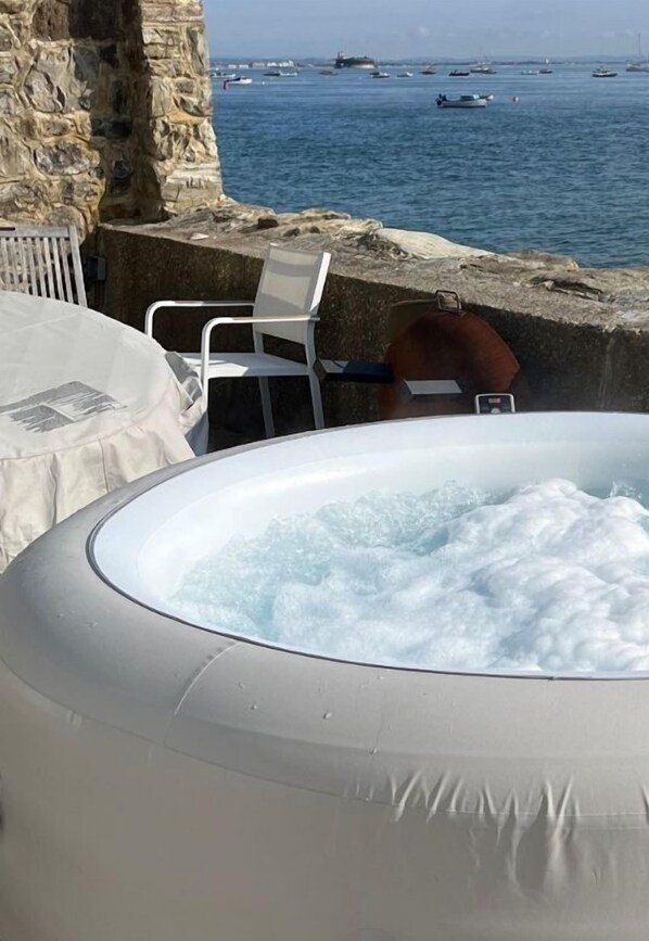 Banyera d'hidromassatge a l'aire lliure