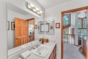 Een douche, een haardroger, handdoeken, shampoo