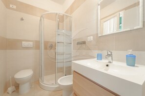 Shower, hair dryer - APPARTAMENTI NEREIDI - BILOCALE NEREIDI (Capoliveri)