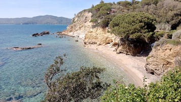 Una spiaggia nelle vicinanze