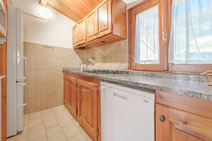 Kühlschrank, Mikrowelle, Geschirrspüler, Toaster