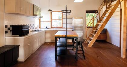 Large dogs allowedPrivate house rental5 minutes by car to the sea Private sauna and openair / Sanbu-gun Chiba