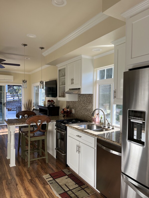 Refrigerador, microondas, horno, placa de cocina