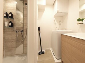 Een haardroger, handdoeken