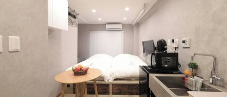 1 室のベッドルーム、デスク、WiFi (無料)、ベッドシーツ