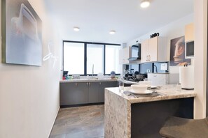 Fridge, stovetop, dishwasher, coffee/tea maker - Depa King en Centro Histórico (Durango)