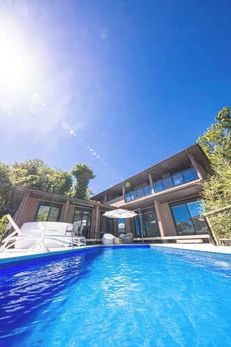 Play in the pool spend time in the pool live in  / Ito Shizuoka