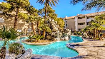 Een buitenzwembad en een verwarmd zwembad