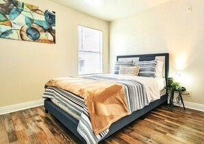 2 soverom, skrivebord, strykejern/-brett og wi-fi (inkludert)