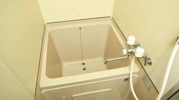 Een haardroger, handdoeken