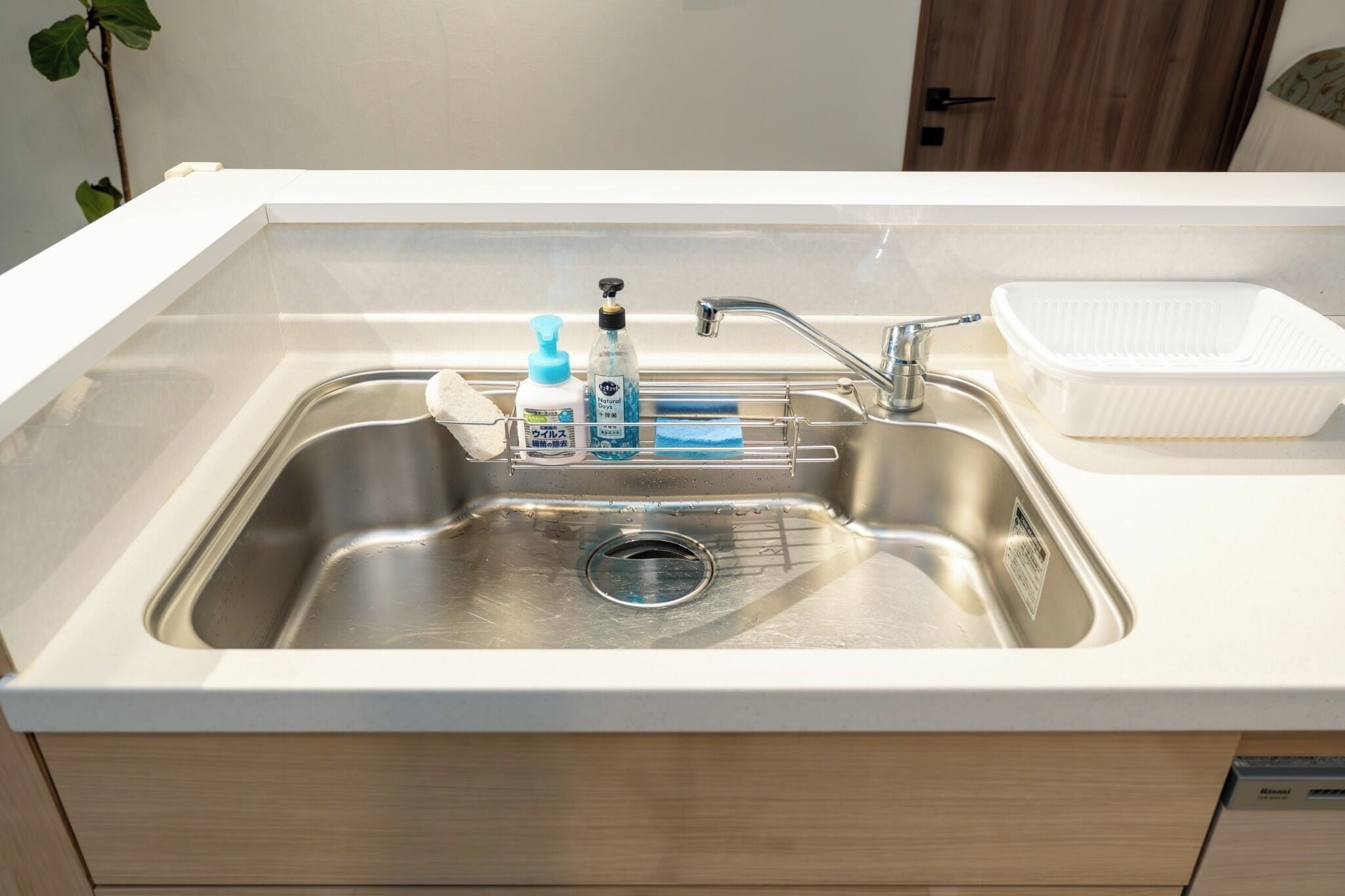 Kjøleskap, mikrobølgeovn, kokeplater og kjøkkenutstyr