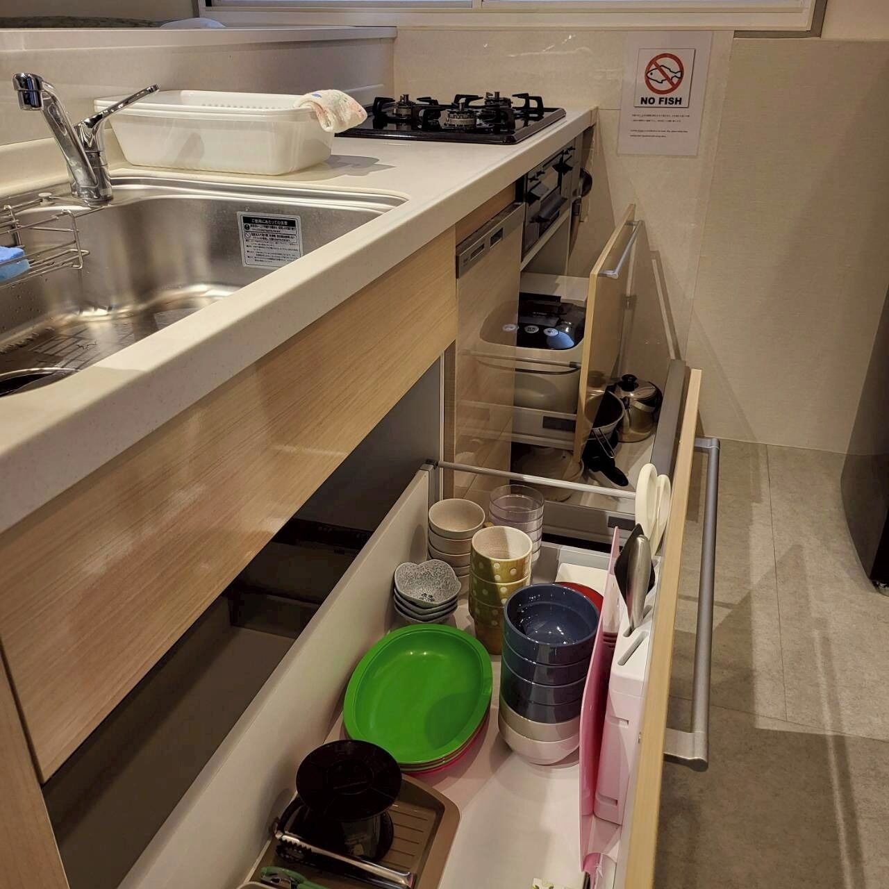 冷蔵庫、電子レンジ、コンロ、調理器具と食器