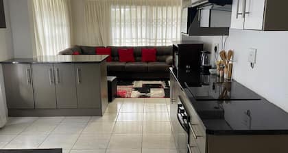 Tranquil apartment with WiFi in Phokeng